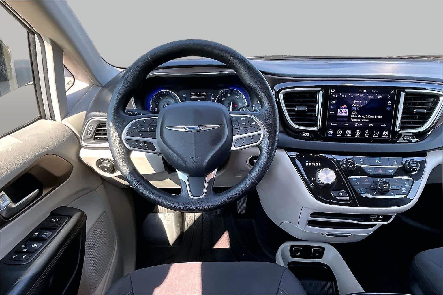 Used 2019 Billet Silver Metallic Clearcoat Chrysler Touring Plus image 6