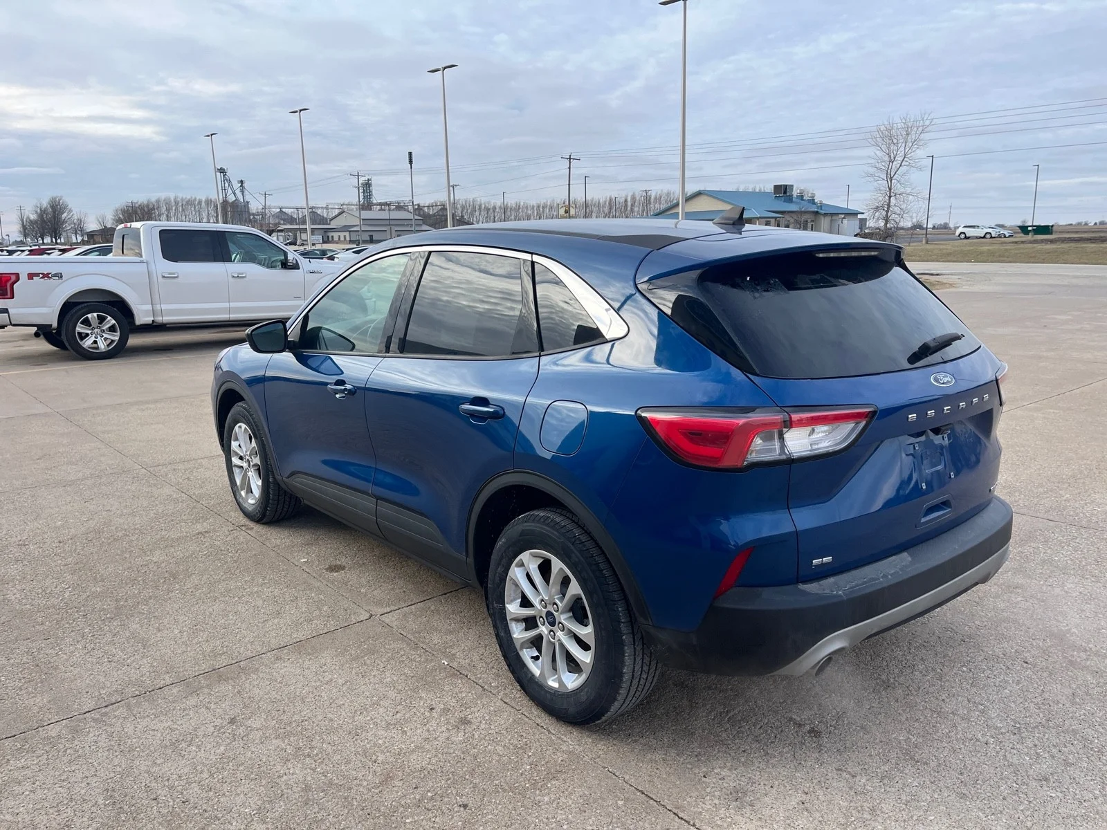 Used 2022 Atlas Blue Metallic Ford SE image 6