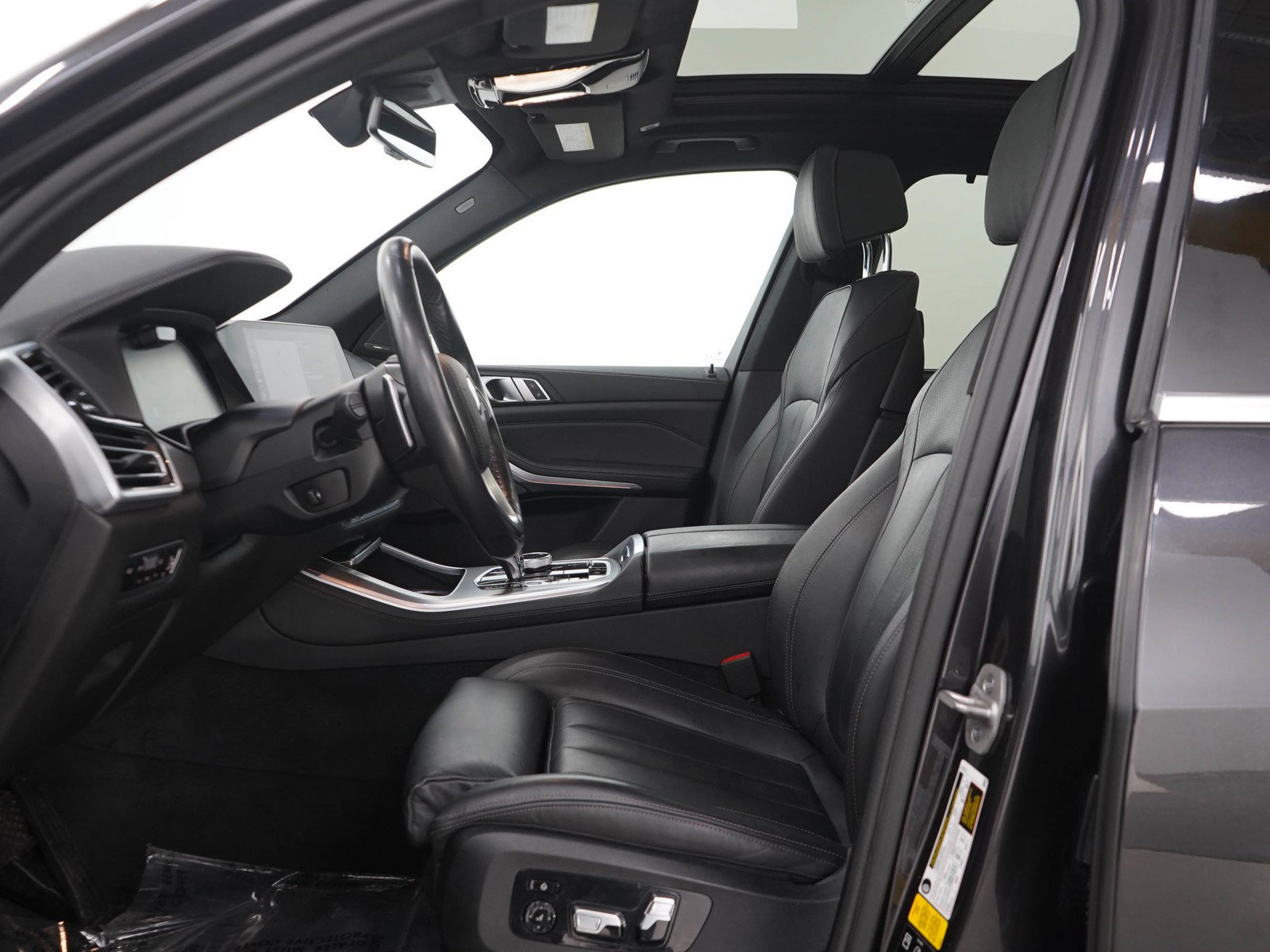 Used 2020 Black BMW xDrive40i image 25