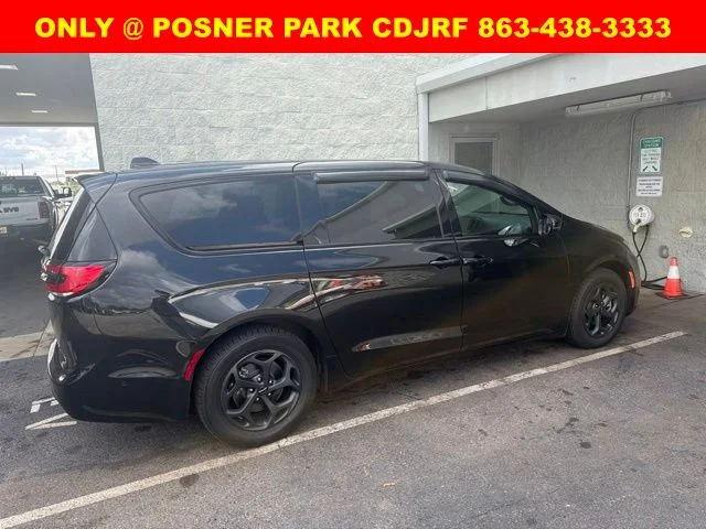 Used 2022 Black Chrysler Limited image 2