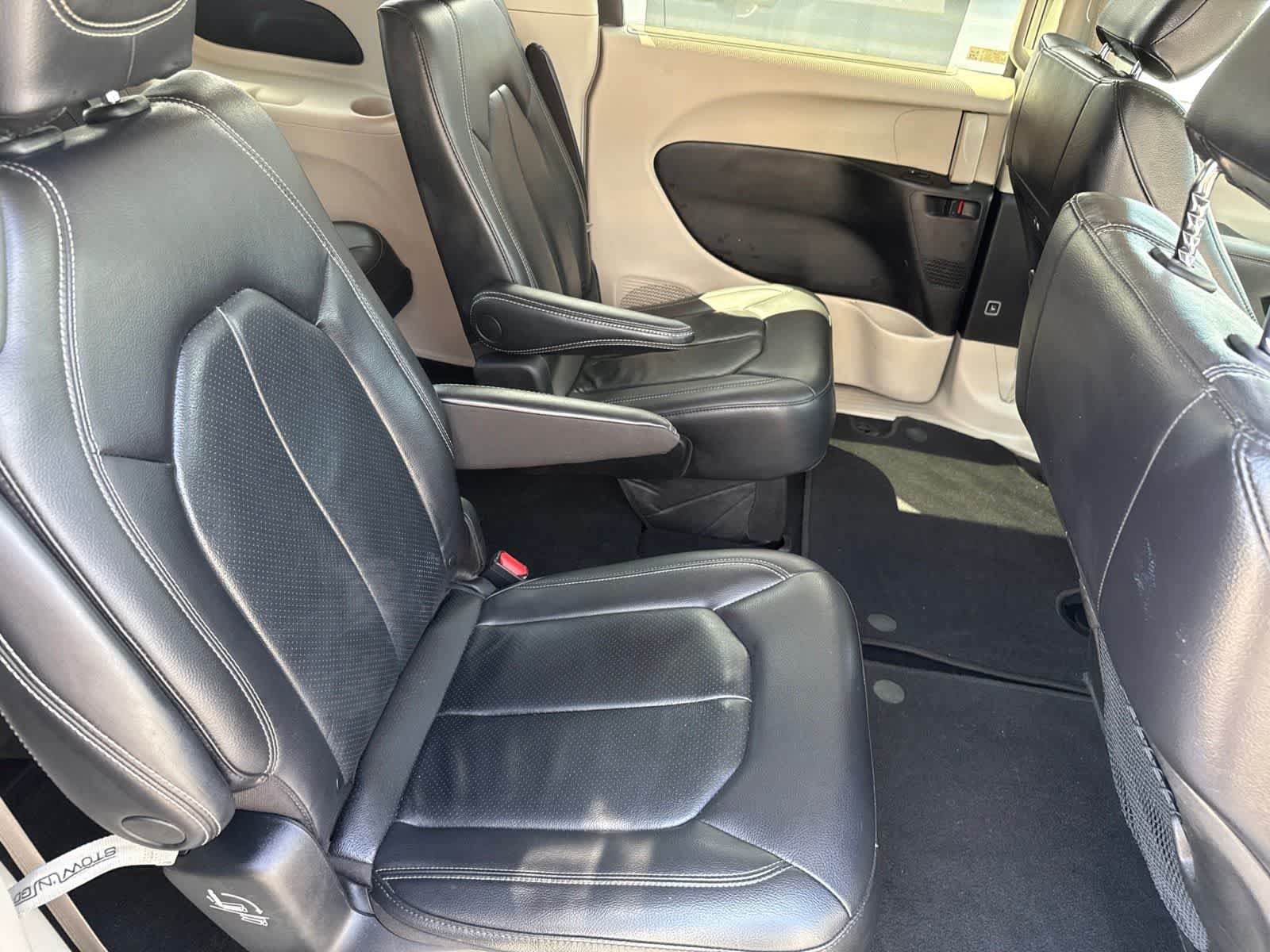 Used 2022 Bright White Clearcoat Chrysler Touring L image 12