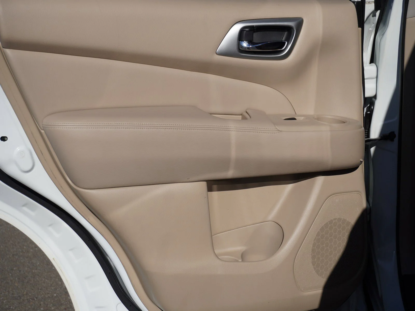 Used 2016 Pearl White Nissan Platinum image 12