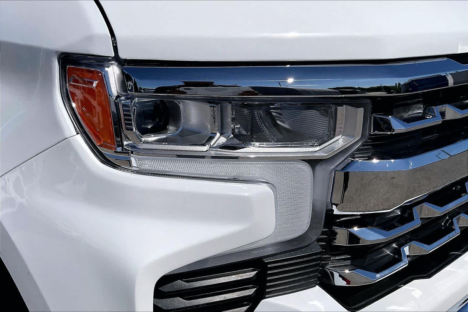 Used 2025 Summit White Chevrolet LTZ image 27