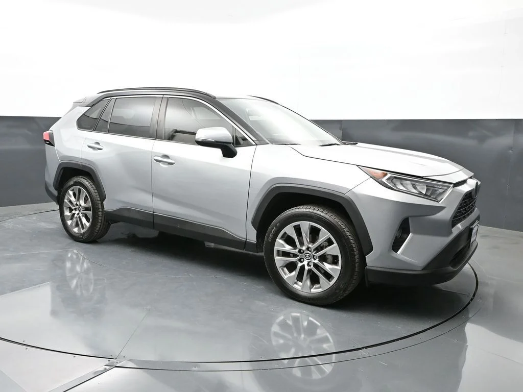 Used 2020 Silver Toyota XLE Premium image 5
