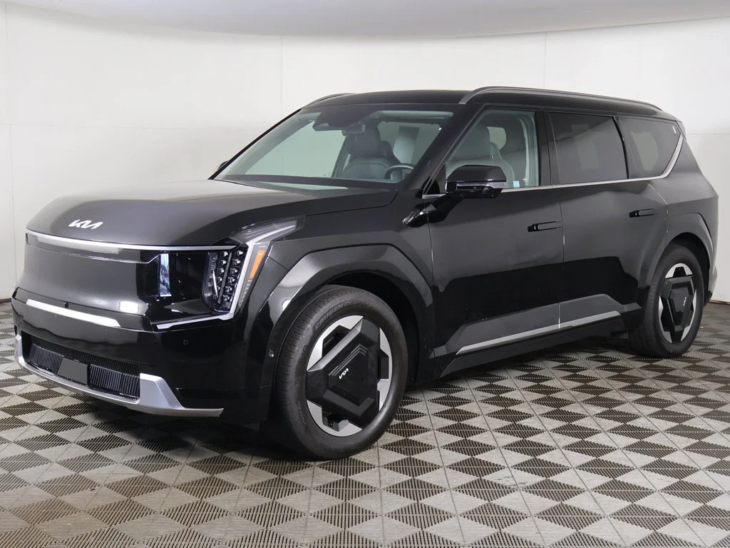 Used 2024 Black Kia Land image 12