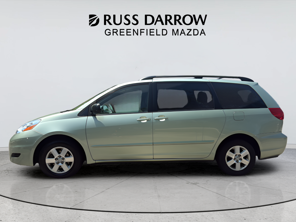 Used 2009  Toyota LE image 2