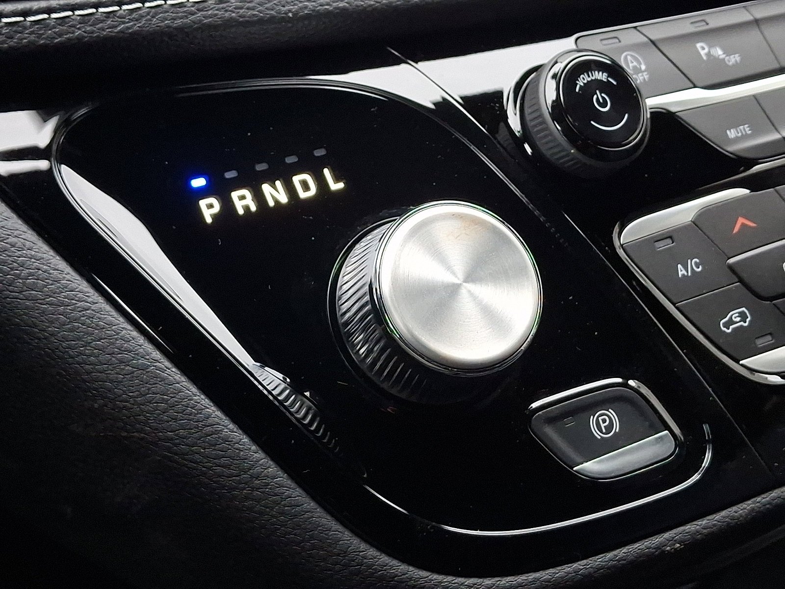 New 2026 Diamond Black Crystal Pearl-Coat Exterior Paint Chrysler Select image 12