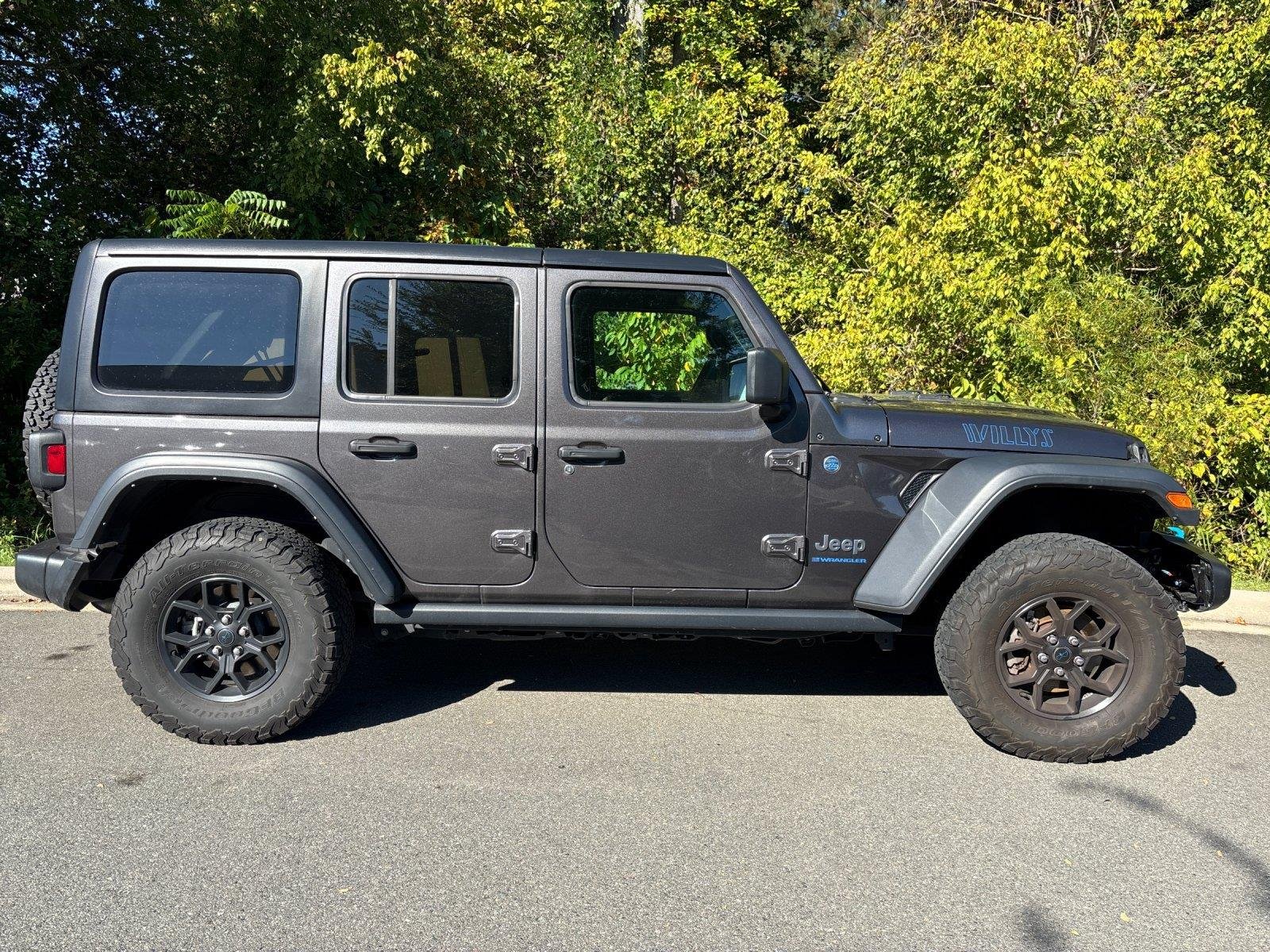 Used 2024 Granite Crystal Metallic Clearcoat Jeep Willys image 6