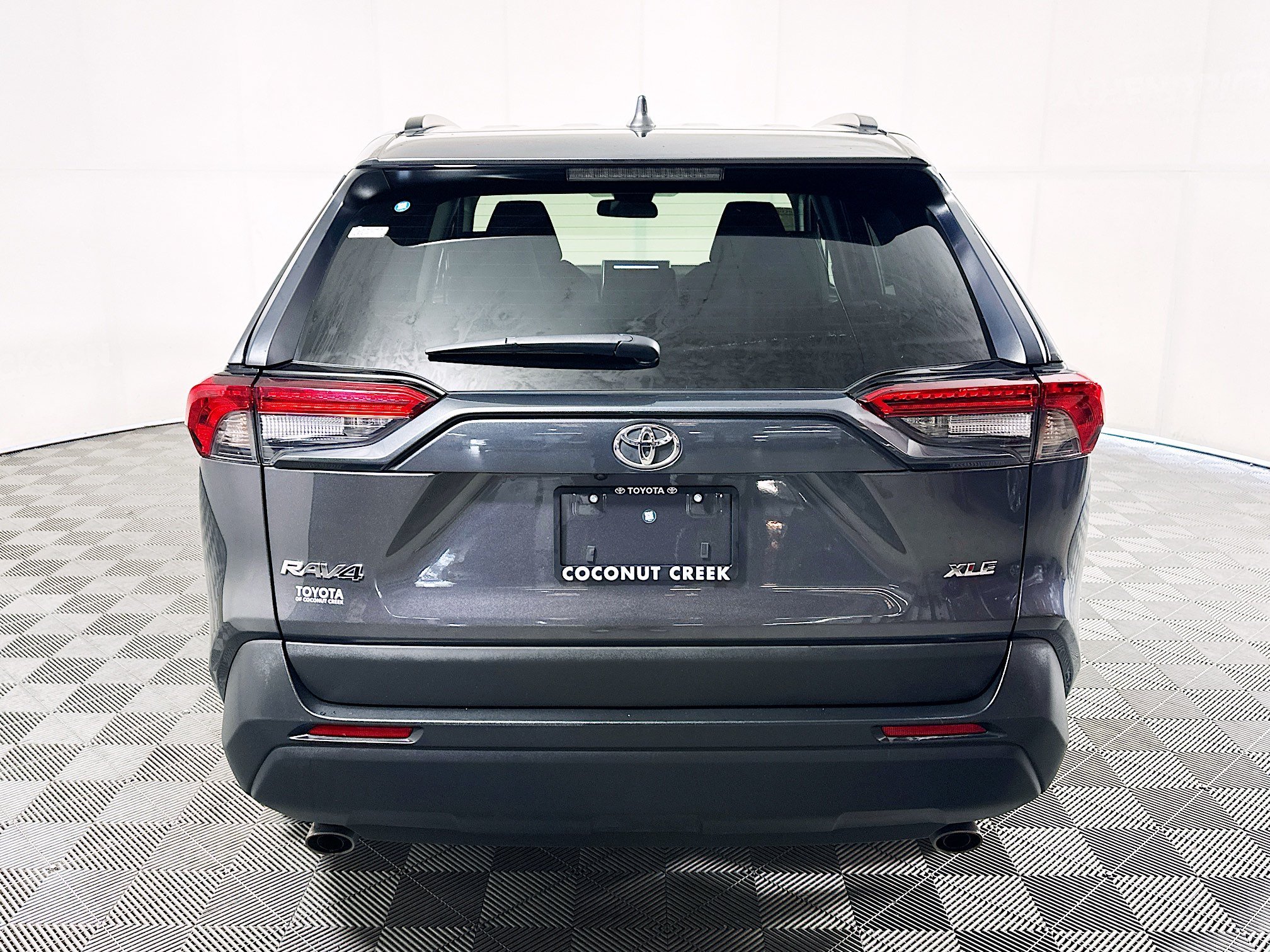 Used 2025 Magnetic Gray Metallic Toyota XLE image 4