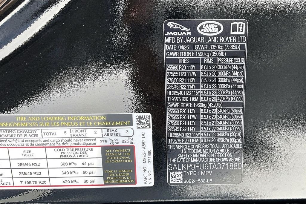 New 2026 SANTORINI BLACK Land Rover SE image 7