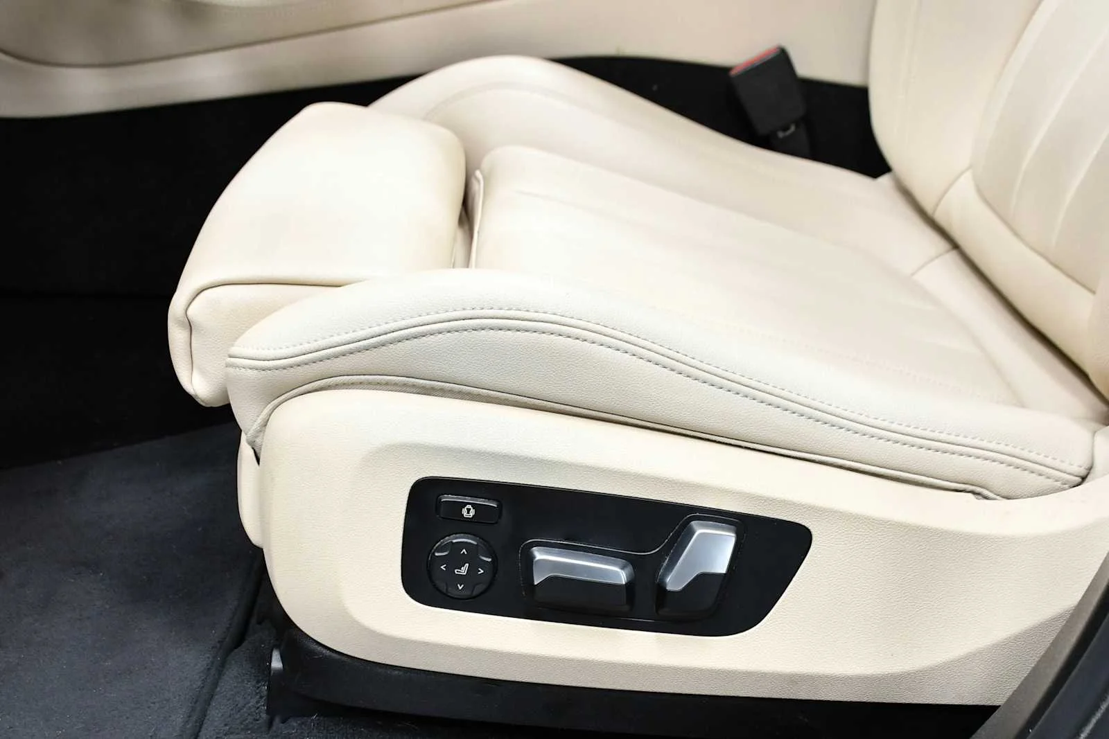 Used 2020 Alpine White BMW sDrive40i image 15