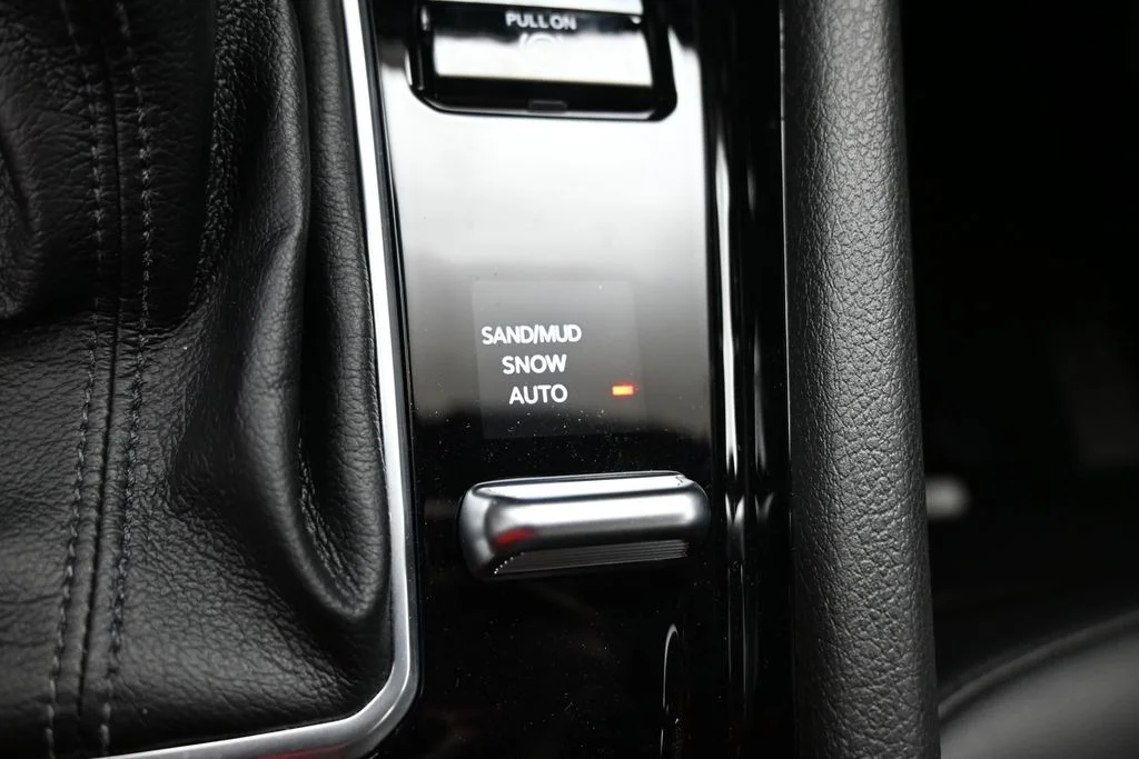 New 2026 Diamond Black Crystal Pearl-Coat Exterior Paint Jeep Latitude image 19