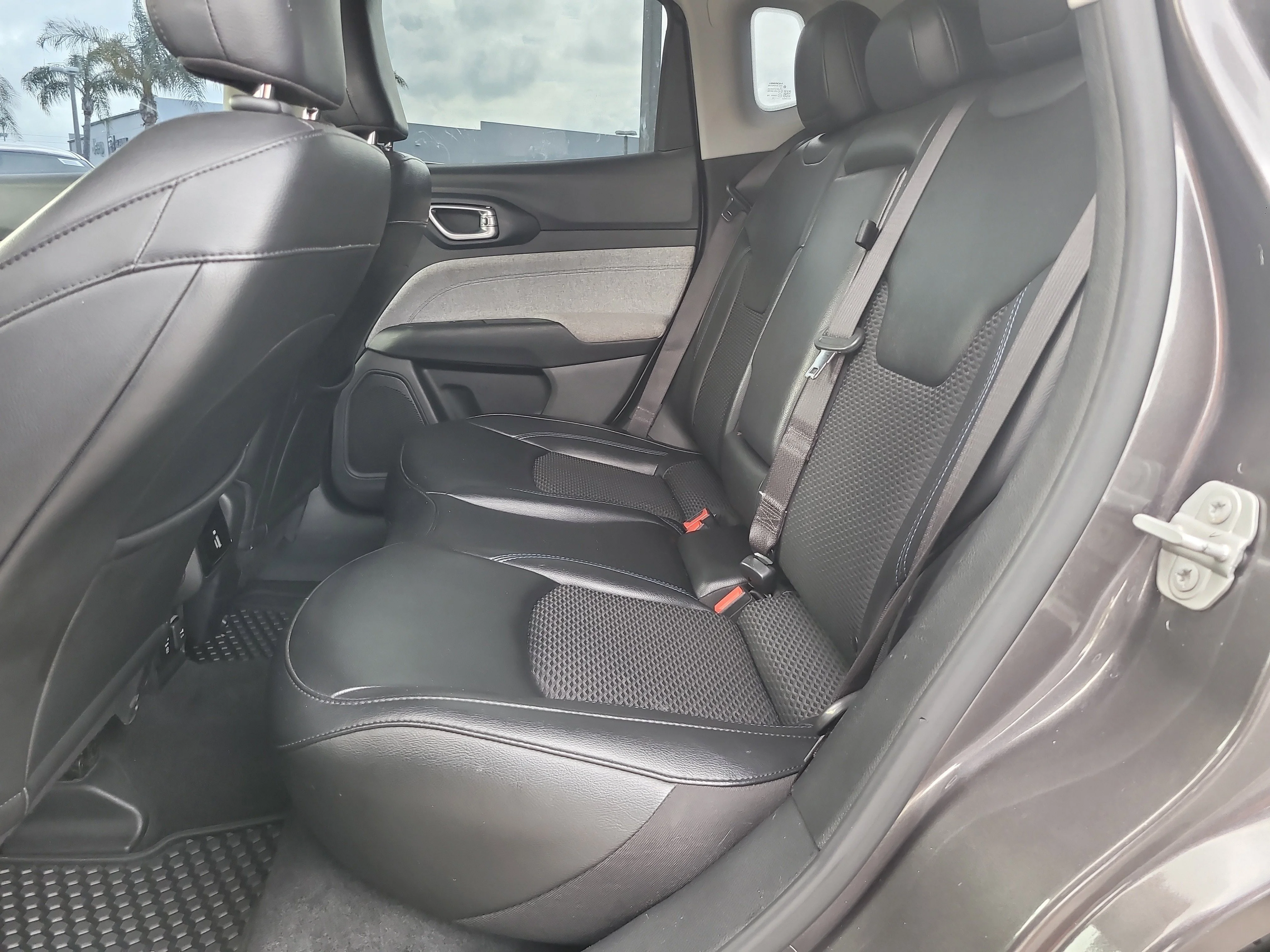 Used 2022 Granite Crystal Metallic Clearcoat Jeep Latitude image 11