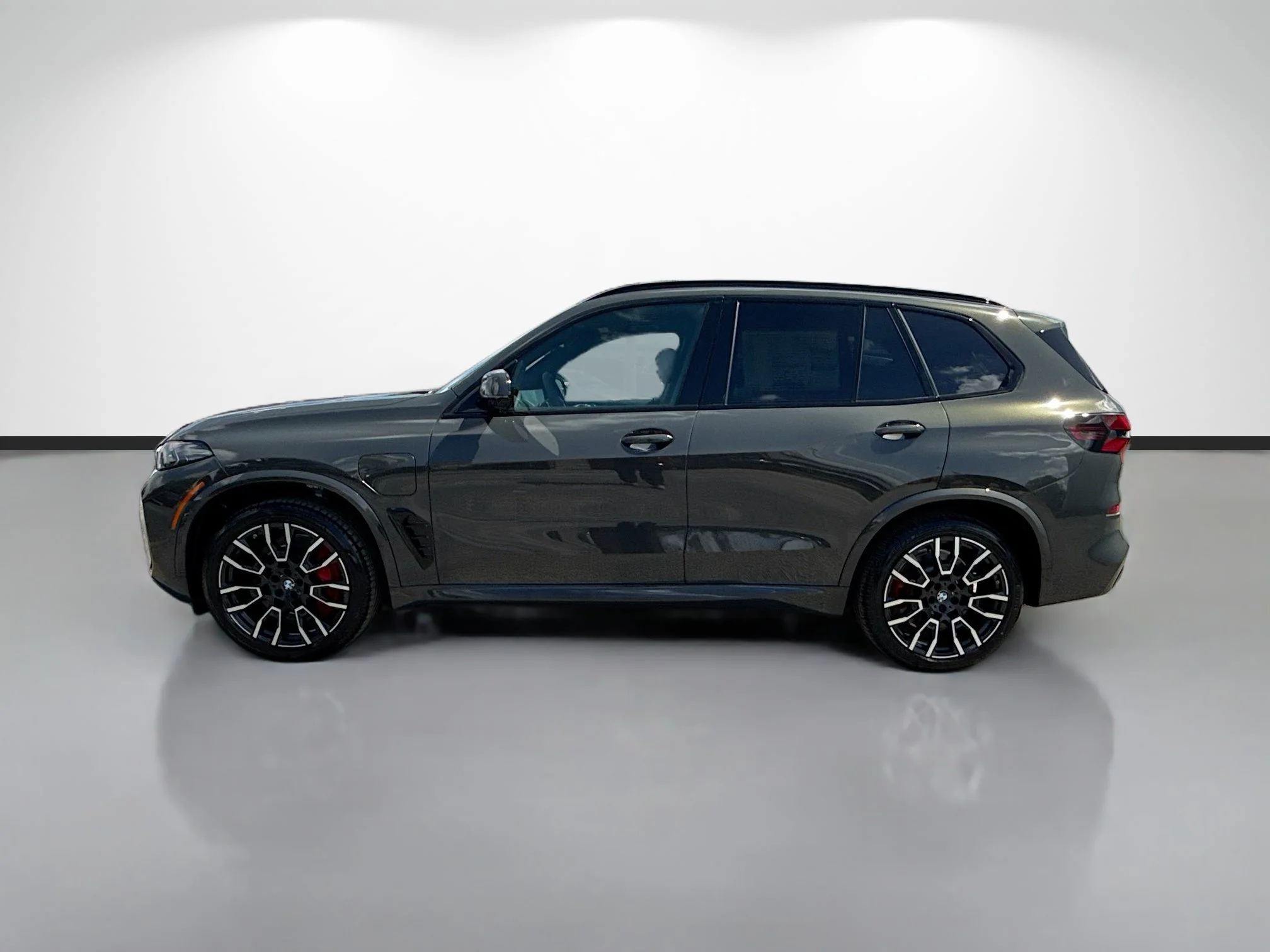 New 2026 Dravit Grey Metallic BMW xDrive50e image 6