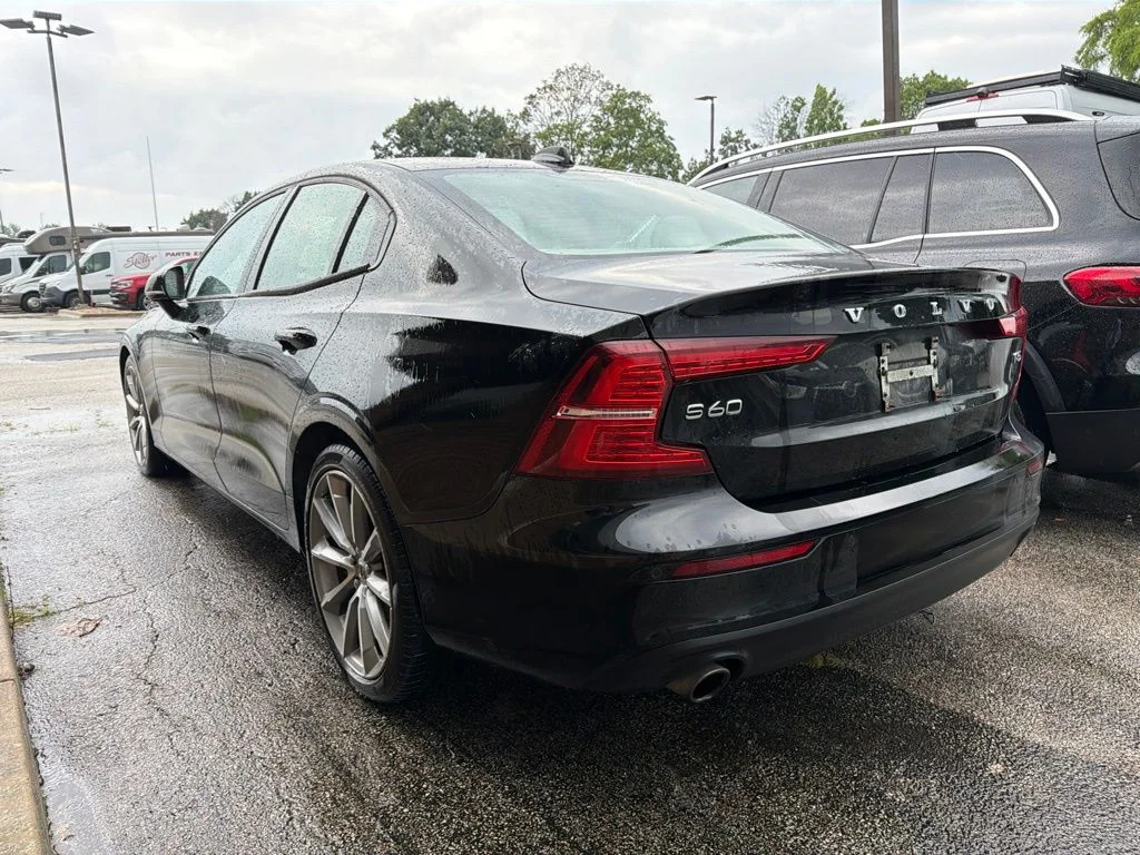 Used 2019 Black Volvo T5 Momentum image 6