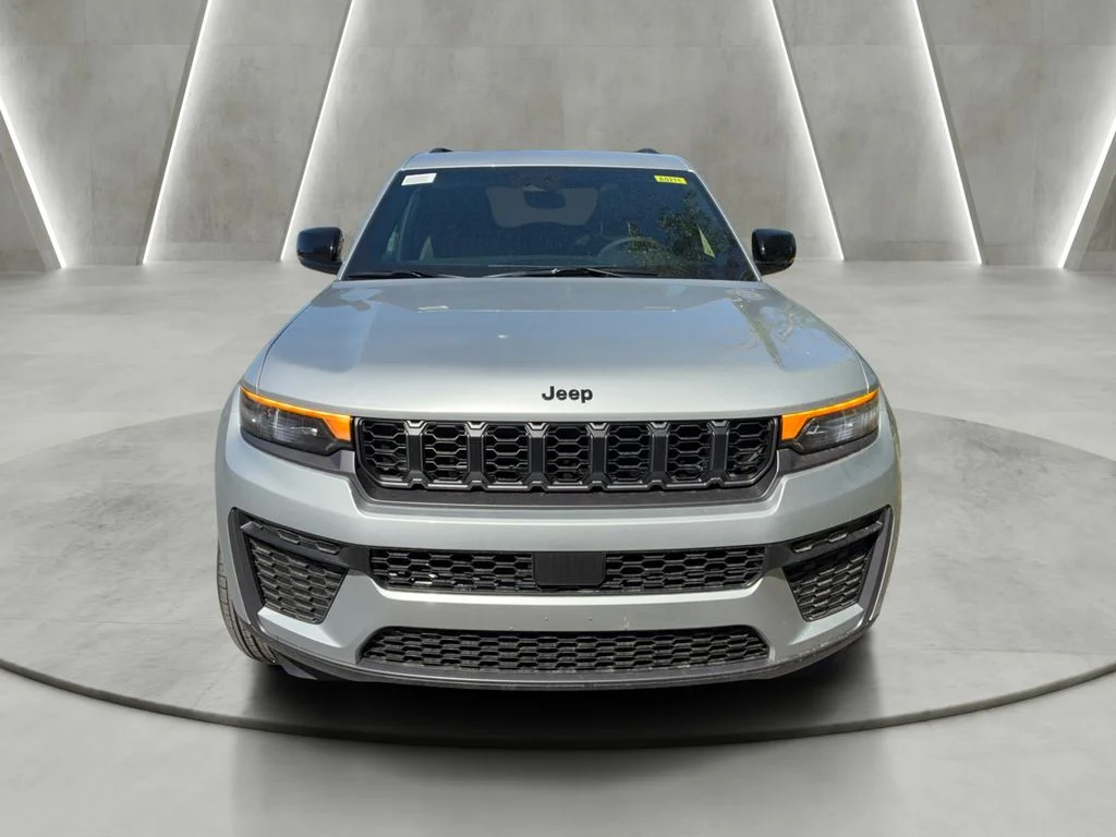 New 2026 Silver Zynith Exterior Paint Jeep Altitude image 2
