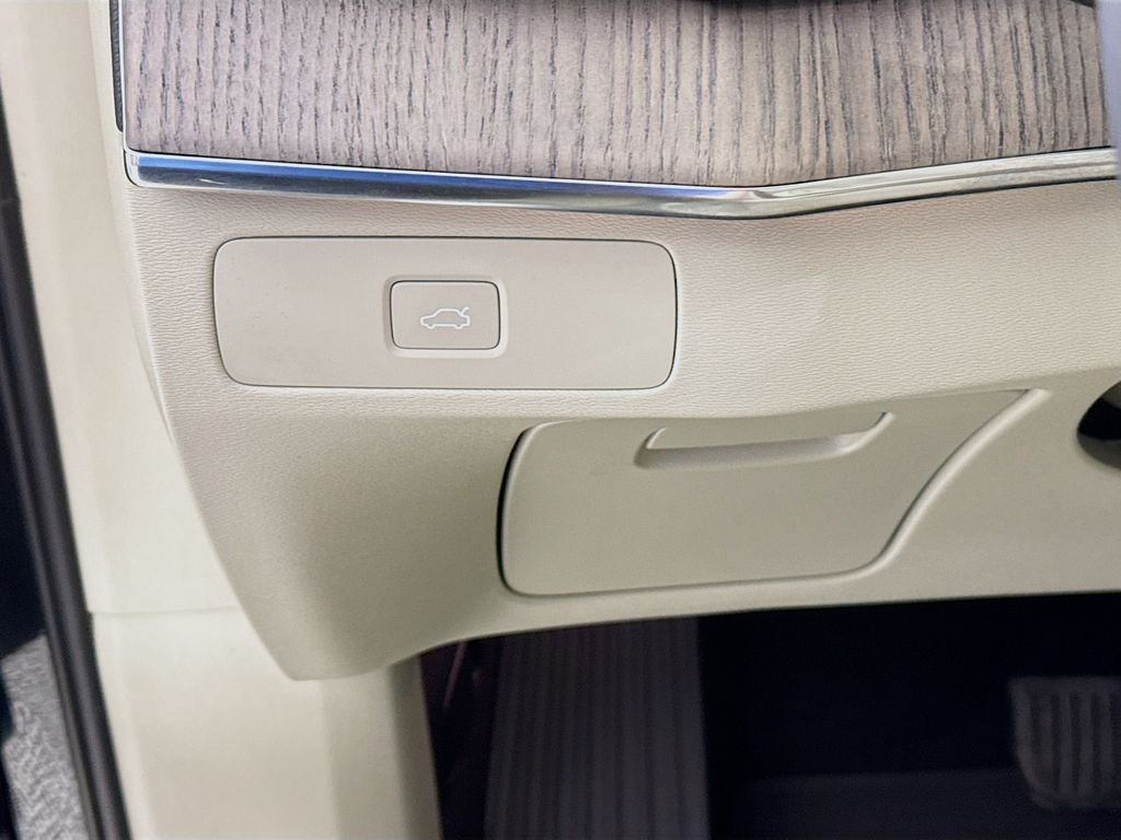 Used 2023 Black Volvo B6 Plus 6-Seater image 11