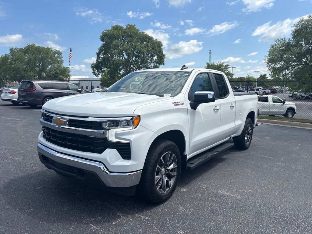 Used 2025 White Chevrolet LT image 8