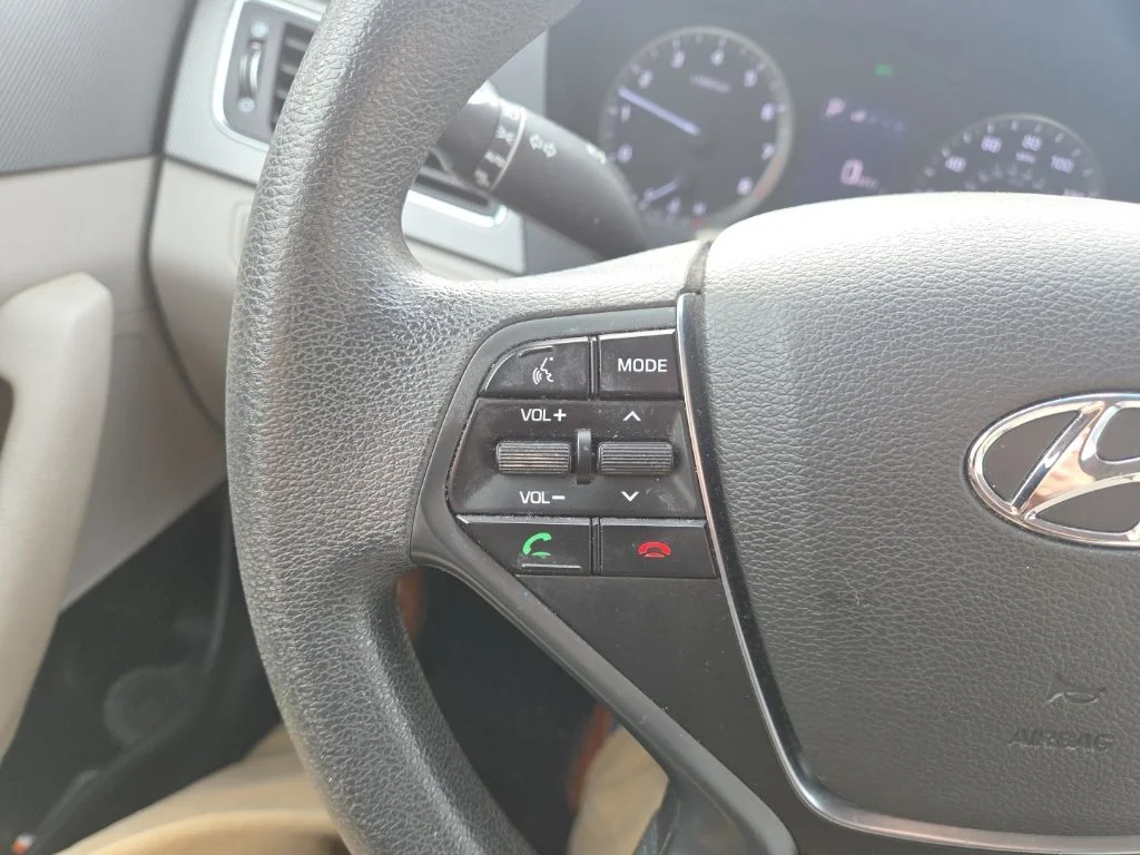 Used 2016 White Hyundai SE image 18