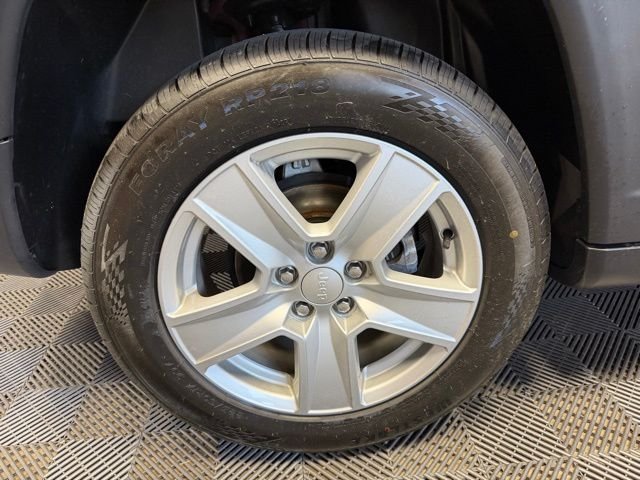 Used 2022 Velvet Jeep Latitude image 45