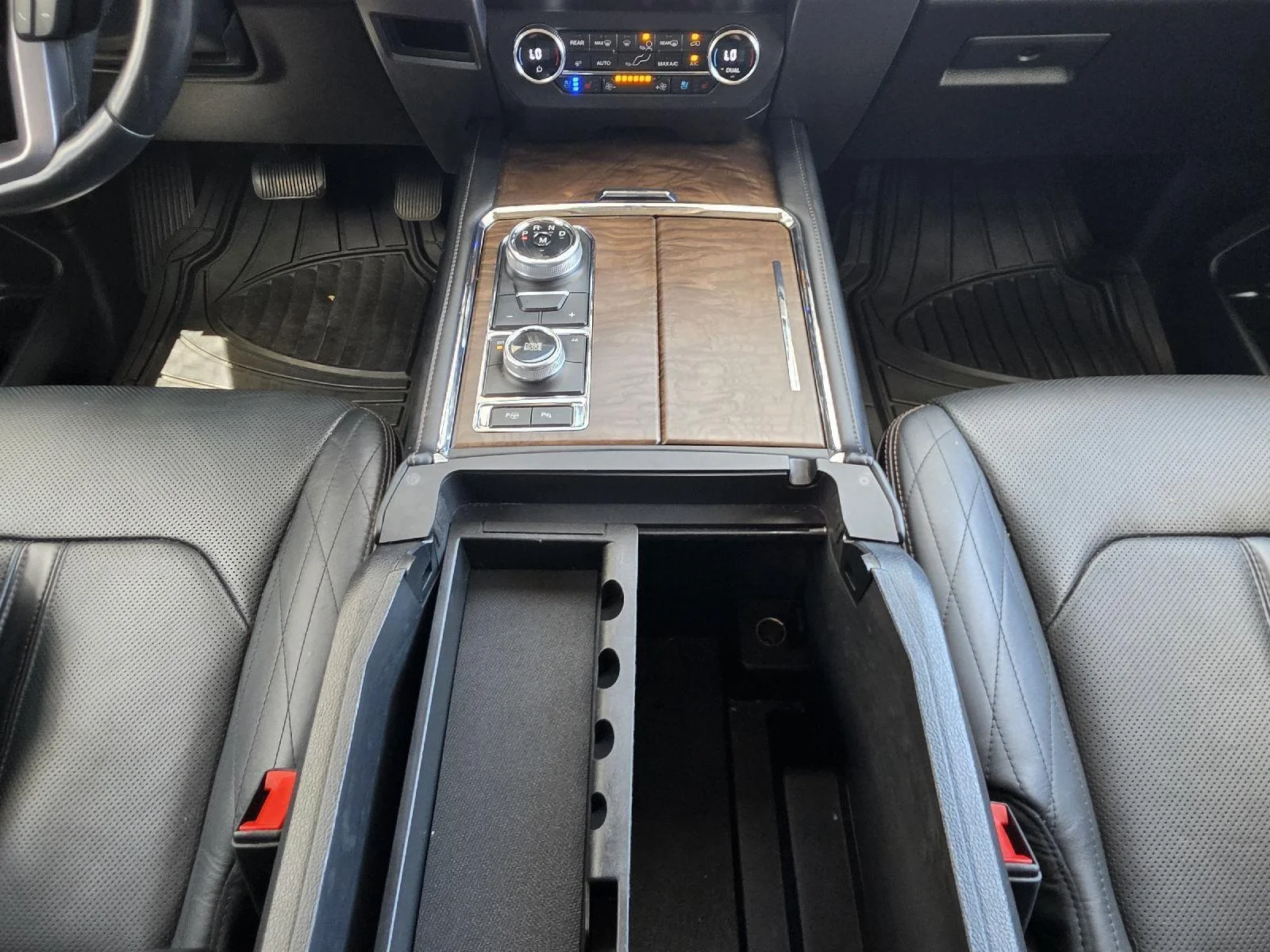 Used 2019 White Platinum Metallic Tri-Coat Ford Platinum image 31
