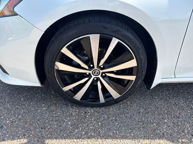 Used 2022 White Nissan 2.5 SR image 11