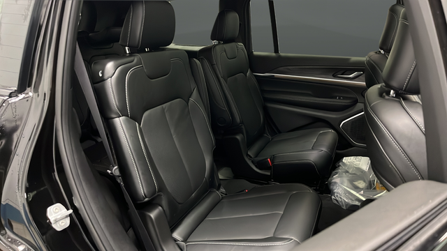 New 2026 Diamond Black Crystal Pearlcoat Jeep Limited Reserve image 25