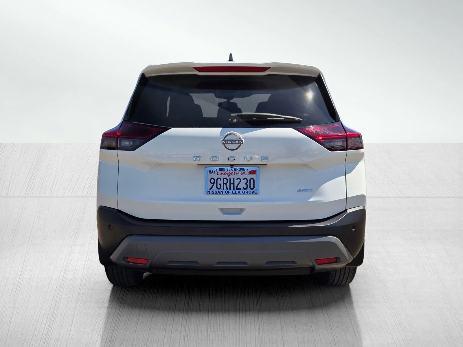 Used 2023 Glacier White Nissan S image 5