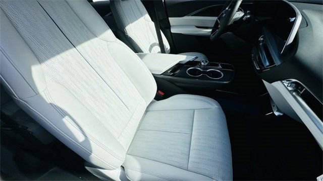 New 2026 Vibrant White Tricoat Cadillac Premium Luxury image 20