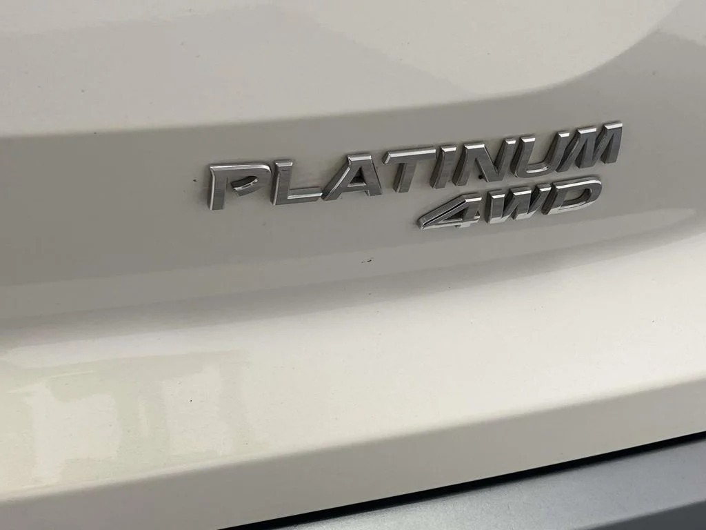 Used 2023 White Nissan Platinum image 11