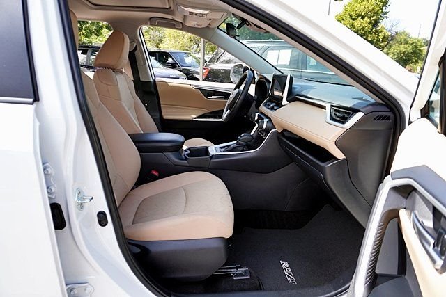 Used 2025 White Toyota XLE image 11