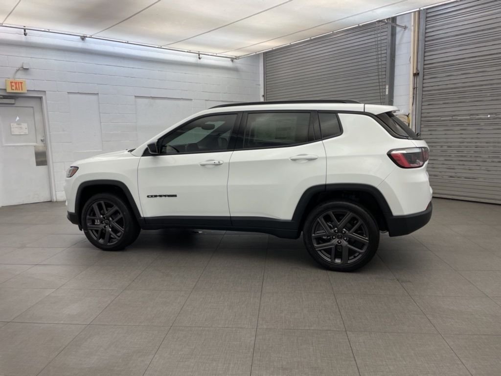 New 2026 Bright White Clear-Coat Exterior Paint Jeep Latitude image 5