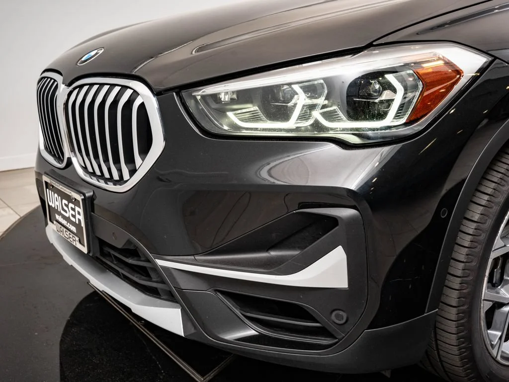 Used 2021 Black Sapphire Metallic BMW sDrive28i image 3