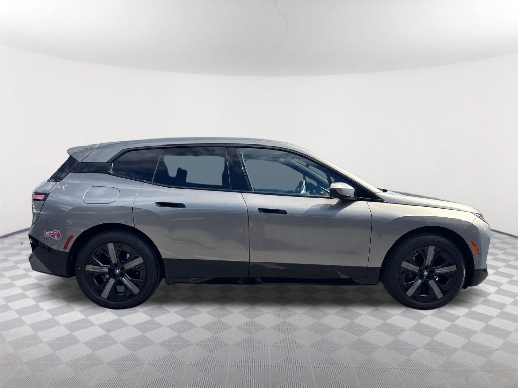 Used 2024 Gray BMW xDrive50 image 3
