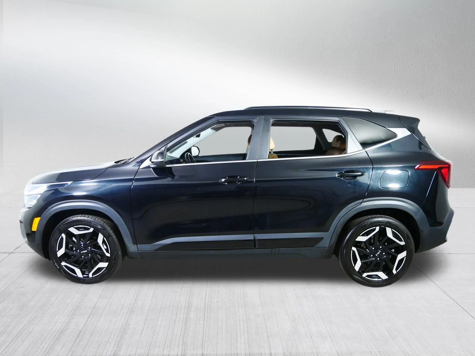 Used 2024 Fusion Black Kia SX image 4