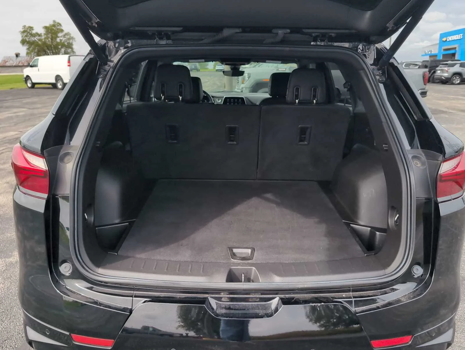 Used 2020 BLACK Chevrolet RS image 27