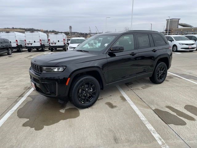 2026 Jeep Grand Cherokee Laredo Altitude