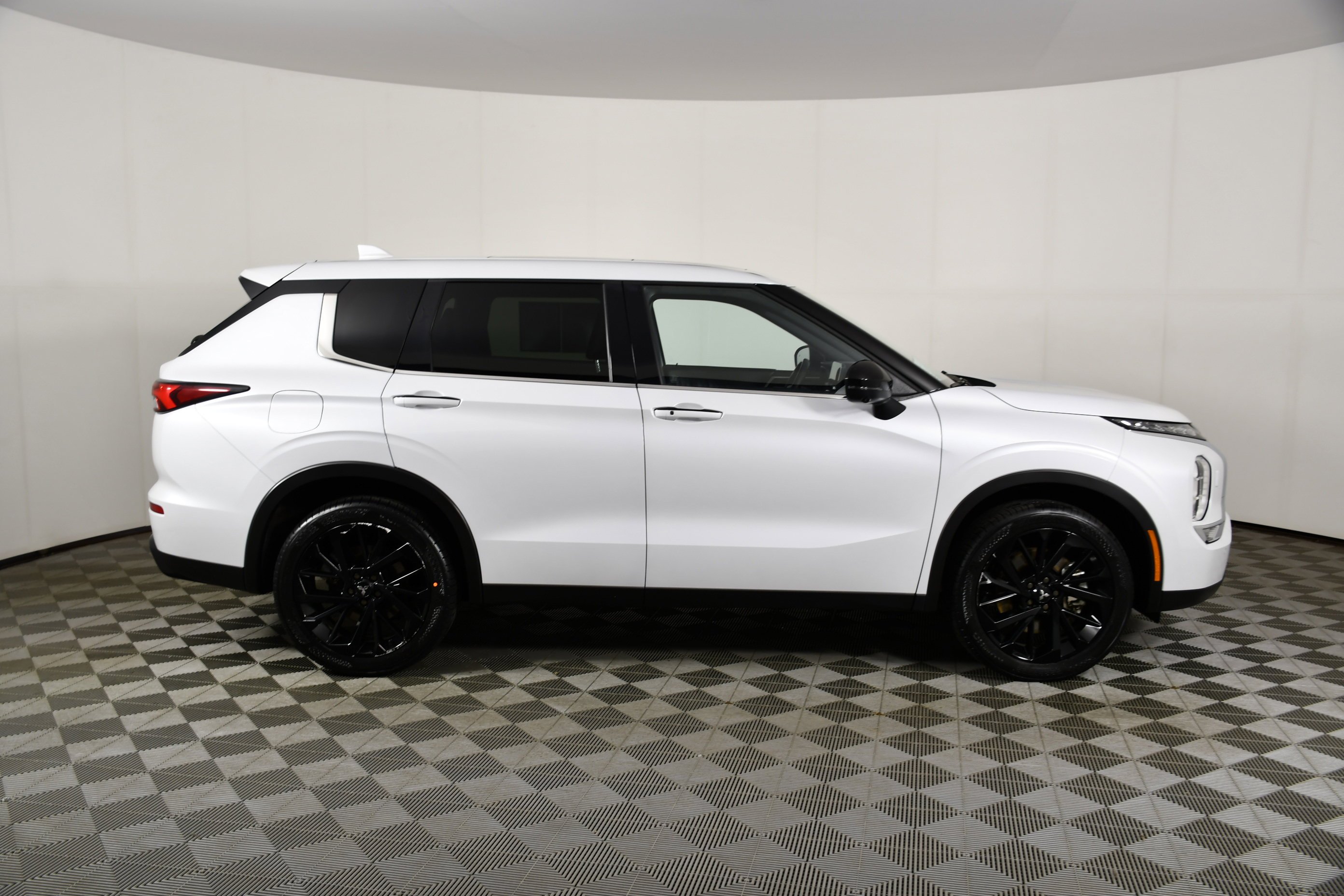 Certified Used 2024 White Diamond Mitsubishi SE Black Edition w/Pano Roof image 5