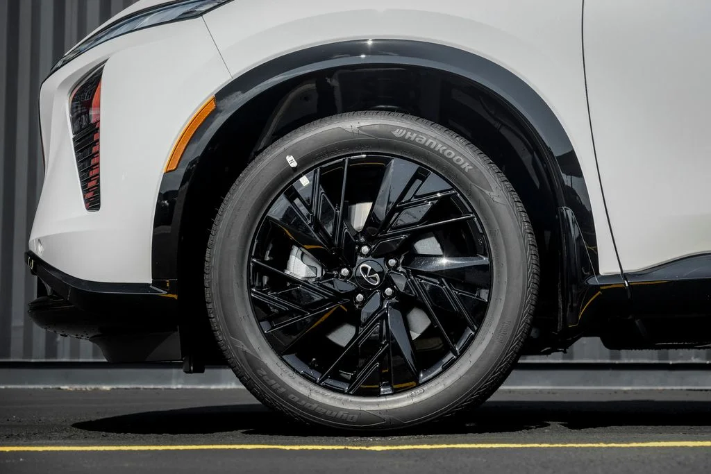 New 2027 2T RAD WHT INFINITI Sport AWD image 4