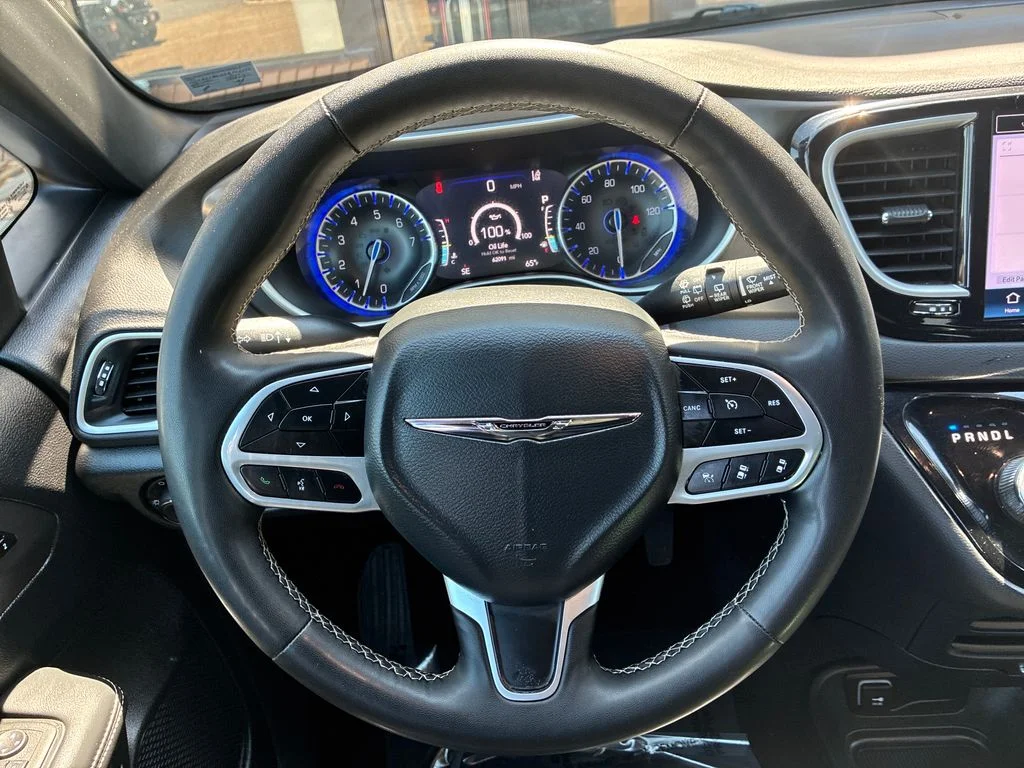 Used 2025 White Chrysler Select image 16