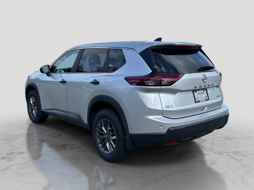 Used 2024 Silver Nissan S image 3