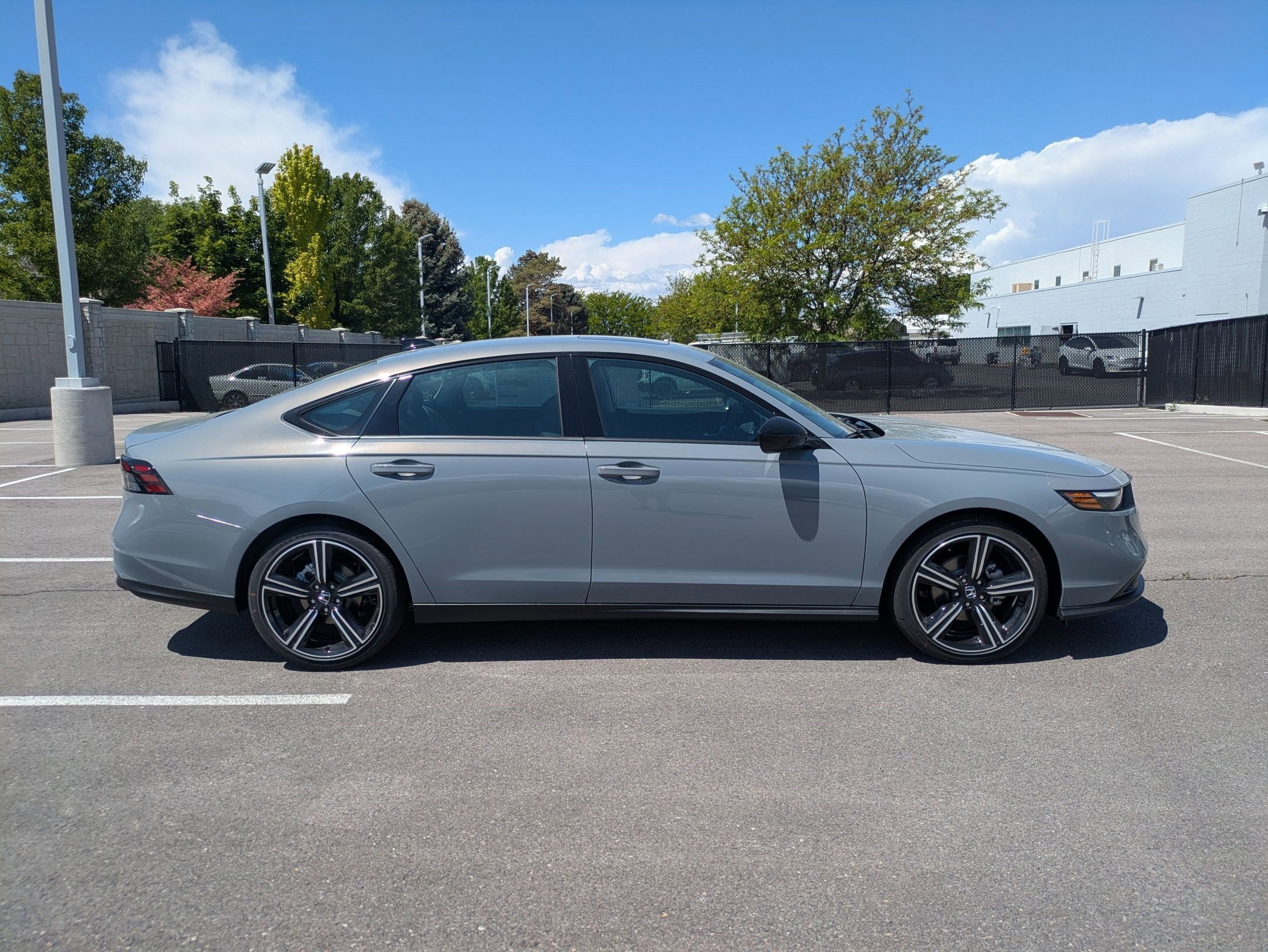 New 2026 Urban Gray Pearl Honda SE image 2