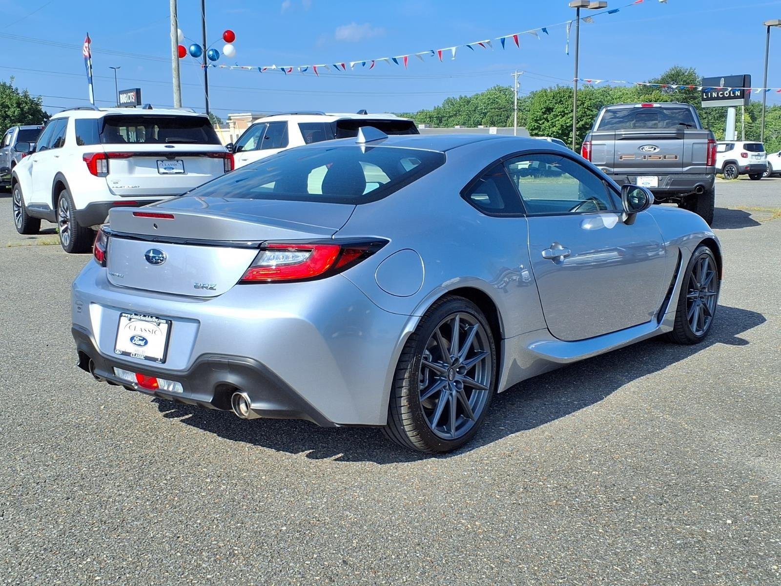 Used 2023 Ice Silver Metallic Subaru Limited image 2