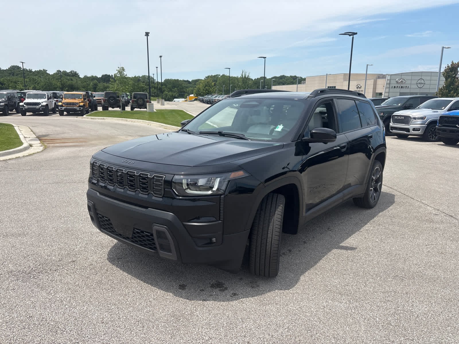 New 2026 Diamond Black Crystal Pearl-Coat Exterior Paint Jeep Overland image 4