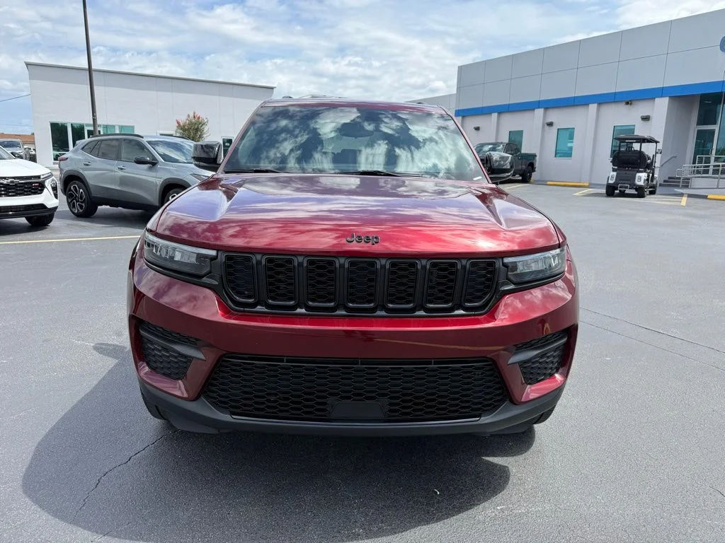 Used 2024 Red Jeep Altitude image 3