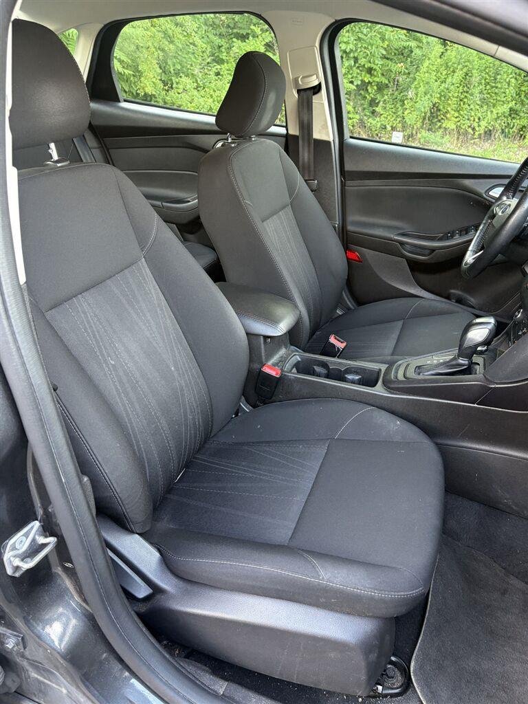 Used 2016 Magnetic Ford SE image 14