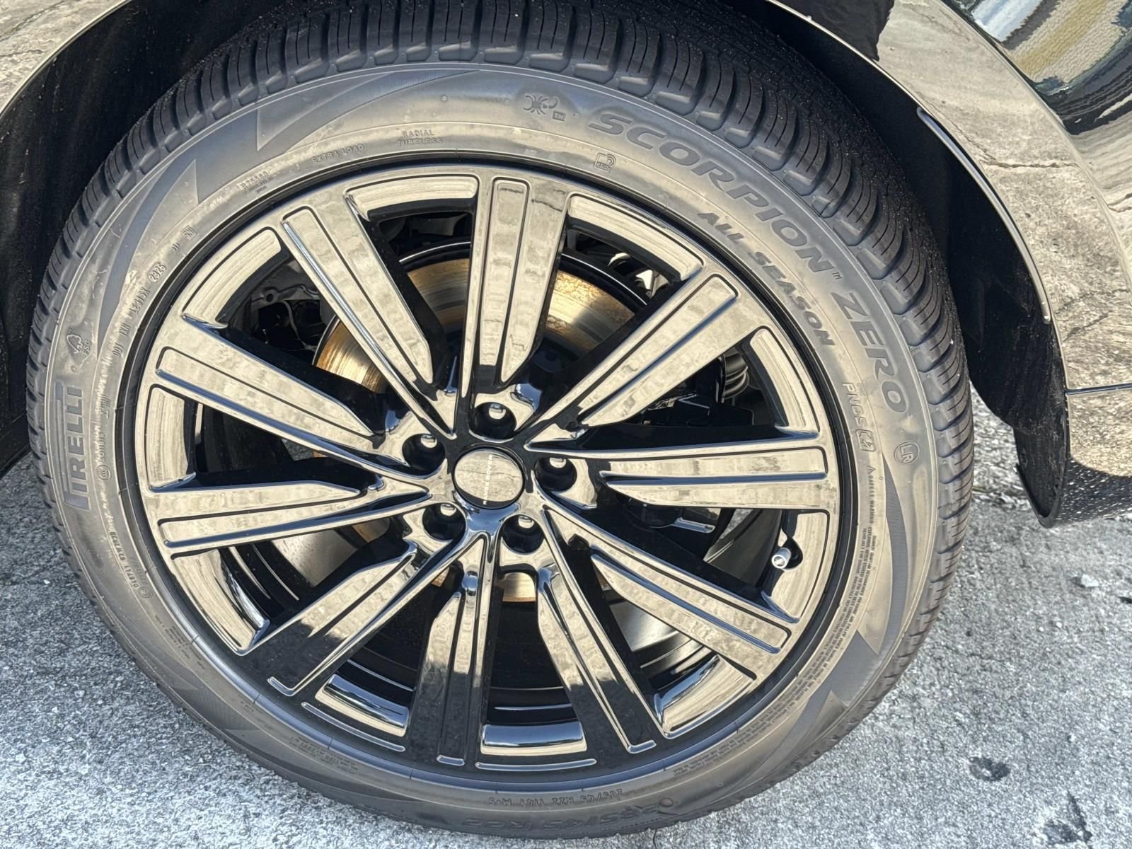 New 2026 Santorini Black Land Rover SE image 3