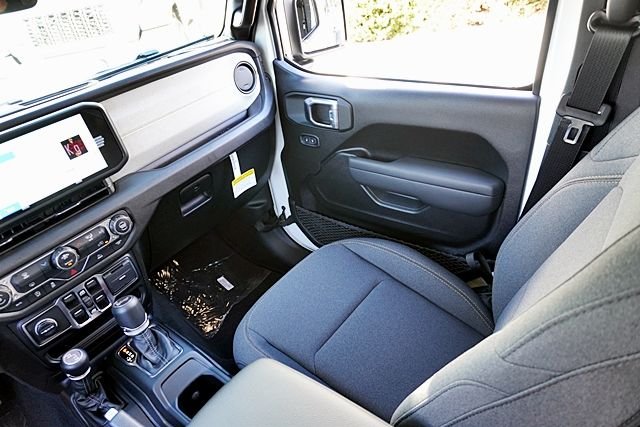 New 2026 Bright White Clear-Coat Exterior Paint Jeep Sport S image 27