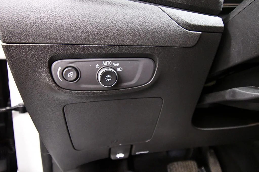Used 2024 White Buick Sport Touring image 18