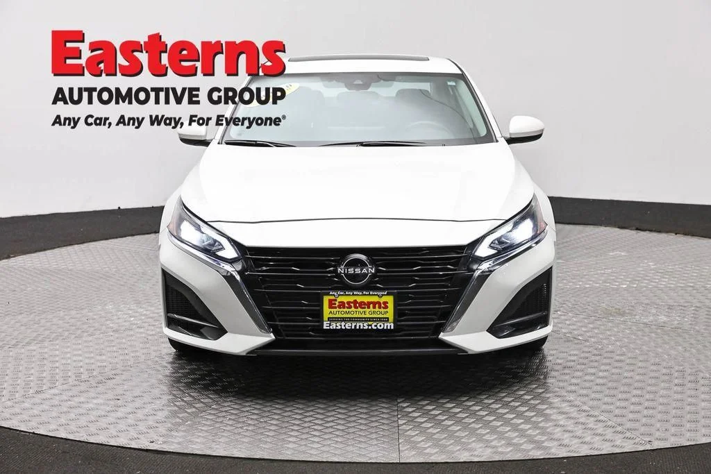 Used 2024 White Nissan 2.5 SV image 2